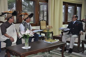 The Governor of Arunachal Pradesh Shri JP Rajkhowa  with The members of All Arunachal Pradesh Abotani Nibu (Priest) welfare Association, led by Shri Hari Taro at Raj Bhavan, Itanagar on 4th  February 2016. 